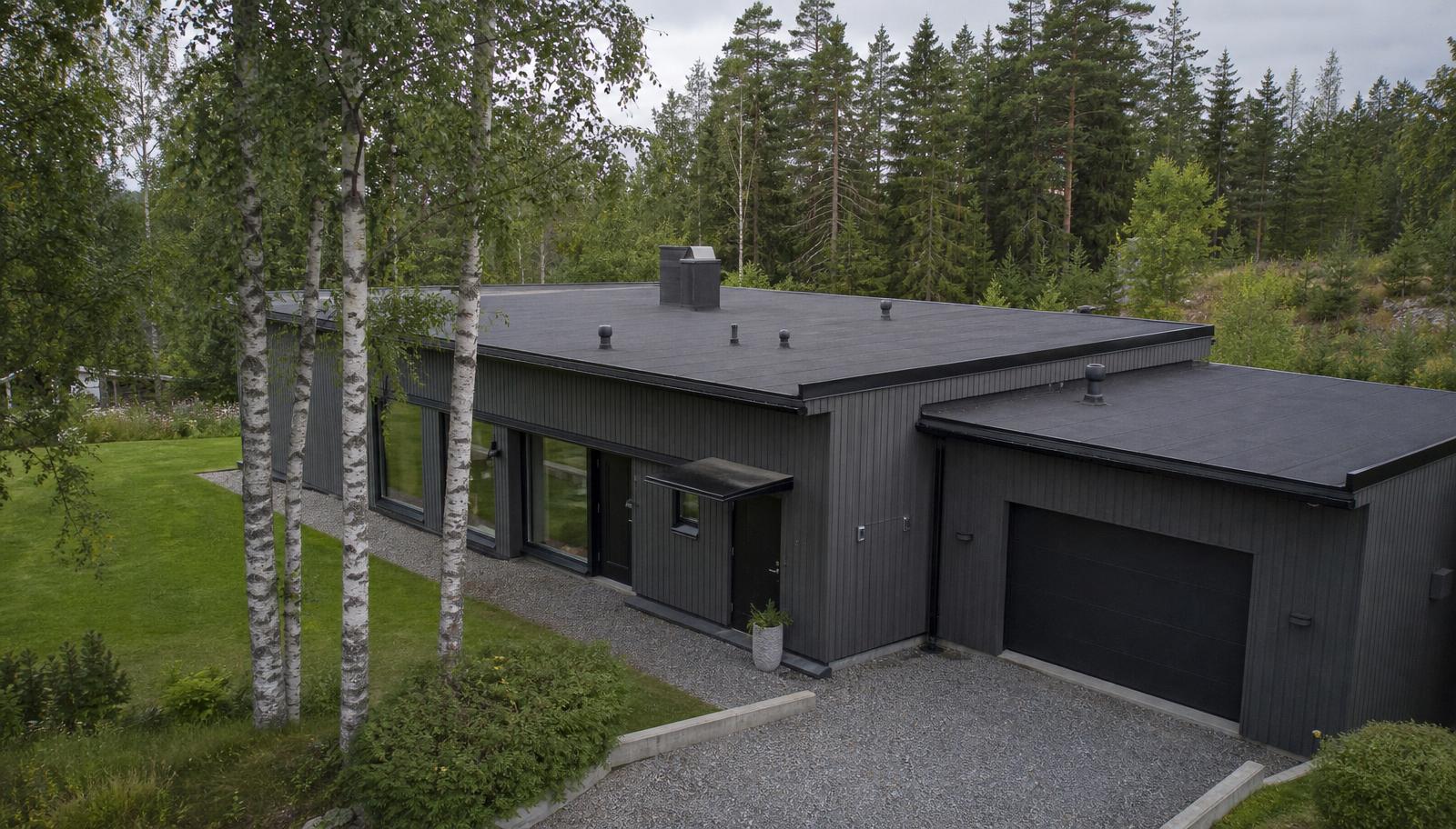 Nylagt svetsat papptak på ett låglutande garagetak